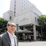 ホテルキャッスルプラザをはじめ多彩な事業を展開する成田良伸社長＝明石市松の内２