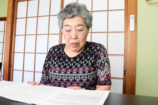 自身が発行したミニコミ誌を見返す曽我部とし子さん＝明石市桜町