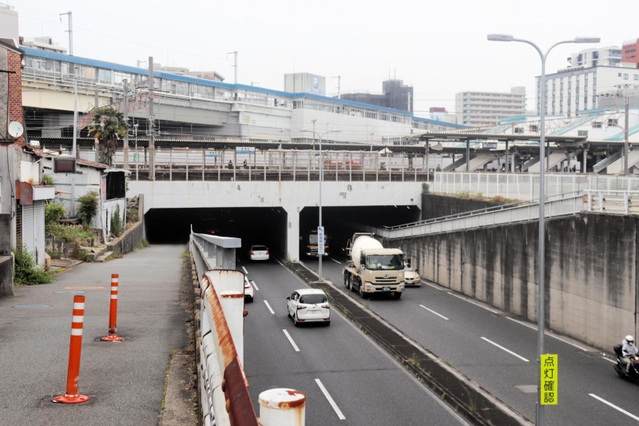 国道２５０号とＪＲ神戸線が交差するアンダーパス＝明石市小久保１