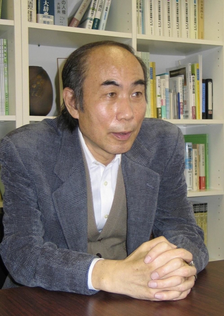 取材でインタビューに答える渡部吉泰さん＝２０１３年、明石市内