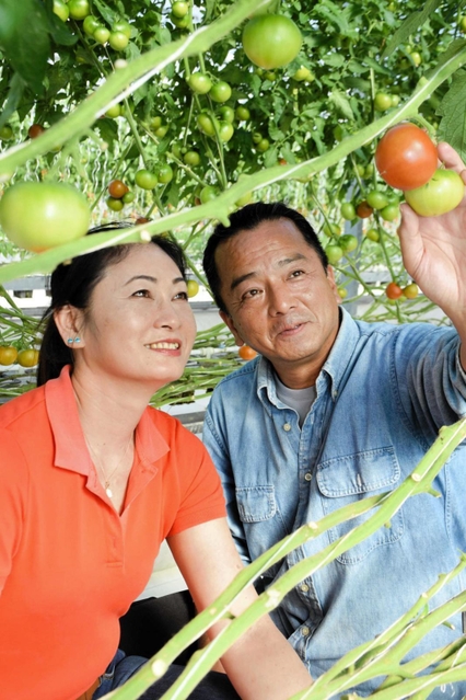 トマト農家の中村将司さん、妻のチャウさん＝稲美町岡