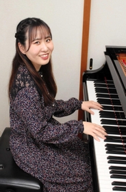 実家でピアノを弾く四宮妃望さん＝明石市内