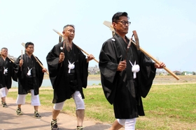 くわや神具を持ち池の土手を歩く氏子代表の４人＝明石市魚住町清水