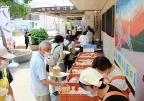 人気を集めるにじ作業所のパン販売＝明石市藤江
