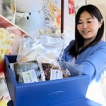 おもてなしセレクションで受賞した鯛の食べ比べセットと女将の山田梢さん＝明石市和坂