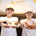 クラウドファンディング限定ベーグルと、考案した赤尾さん（右）、焼き上げる長濱さん＝明石市桜町