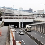 国道２５０号とＪＲ神戸線が交差するアンダーパス＝明石市小久保１