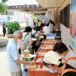 人気を集めるにじ作業所のパン販売＝明石市藤江