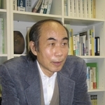 取材でインタビューに答える渡部吉泰さん＝２０１３年、明石市内