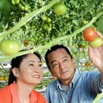 トマト農家の中村将司さん、妻のチャウさん＝稲美町岡