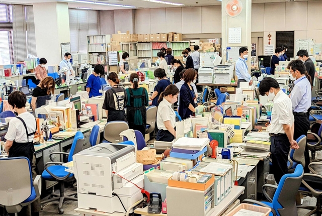 犠牲者を悼むとともに、安全なまちづくりを誓って黙とうする市職員＝明石市役所