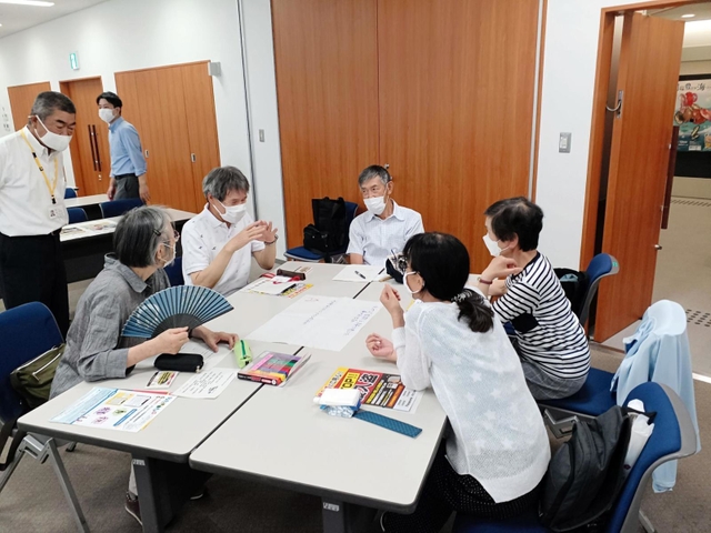 受講生同士がグループに分かれ、特殊詐欺の被害防止について語り合った＝明石市立高齢者大学あかねが丘学園