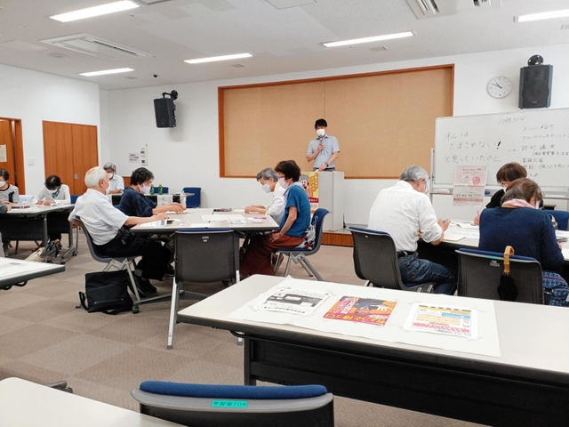 防犯啓発講座で特殊詐欺の手口や注意点などを解説する明石署の竹村顕悟警部補（中央）＝明石市立高齢者大学あかねが丘学園