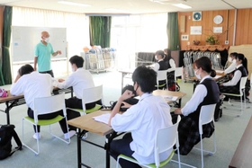 ミーティングを開く「ＴＥＡＭ－３Ａ」のメンバーたち＝明石市小久保５