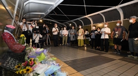 歩道橋にある慰霊碑「想（おもい）の像」前で、市民有志らがレクイエム「さよならの花火」を合唱した。事故の翌年に声楽家の故・有宗政忠さんが結成した合唱団「きらぼし」は、昨年の２０年を節目に解散。有志が活動を続ける＝２１日夜、明石市大蔵海岸通１（撮影・坂井萌香）