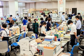 犠牲者を悼むとともに、安全なまちづくりを誓って黙とうする市職員＝明石市役所