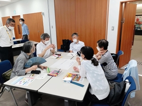 受講生同士がグループに分かれ、特殊詐欺の被害防止について語り合った＝明石市立高齢者大学あかねが丘学園