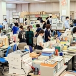 犠牲者を悼むとともに、安全なまちづくりを誓って黙とうする市職員＝明石市役所