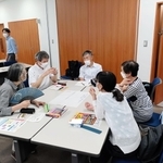 受講生同士がグループに分かれ、特殊詐欺の被害防止について語り合った＝明石市立高齢者大学あかねが丘学園