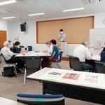 防犯啓発講座で特殊詐欺の手口や注意点などを解説する明石署の竹村顕悟警部補（中央）＝明石市立高齢者大学あかねが丘学園