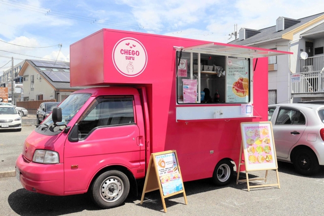 ショッキングピンクが目を引くキッチンカー＝明石市大久保町大窪