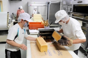 職人と通所者が一緒になってパン作りに励む＝明石市硯町１