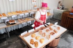 約２０種類のパンを販売している「パン工場なないろ」＝明石市硯町１