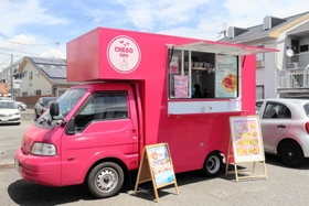 ショッキングピンクが目を引くキッチンカー＝明石市大久保町大窪