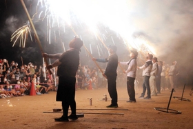 花火師として奮闘する父親たち＝明石市二見町東二見