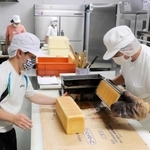 職人と通所者が一緒になってパン作りに励む＝明石市硯町１