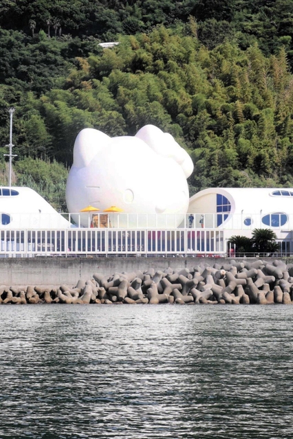 船から見えた淡路島の観光施設「ハローキティスマイル」
