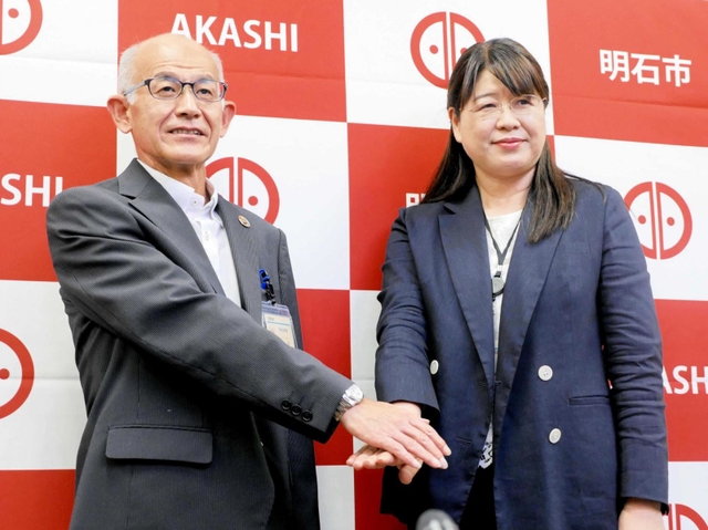 副市長に就く横田秀示氏（左）と佐野洋子氏＝明石市役所