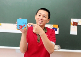 はり絵を完成させた蓬莱さん。サインも添えた＝二見小学校