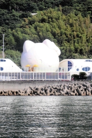 船から見えた淡路島の観光施設「ハローキティスマイル」