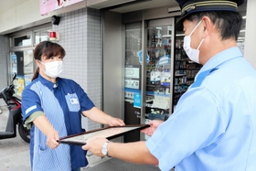 特殊詐欺を防いで感謝状を受け取ったローソン朝霧駅前店の塩谷よしみさん＝明石市朝霧南町１