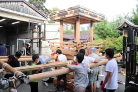 布団台や高欄を新調した東嶋地区の布団太鼓＝明石市大久保町江井島