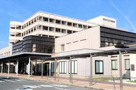 建て替えなどの再整備構想が注目を集める明石市立市民病院＝明石市鷹匠町