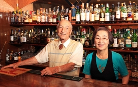 バー「海峡亭」の開業から３５年。バーテンダーを引退する八木四郎さん（左）と妻の勢子さん＝明石市本町２