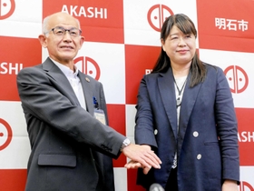 副市長に就く横田秀示氏（左）と佐野洋子氏＝明石市役所