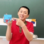 はり絵を完成させた蓬莱さん。サインも添えた＝二見小学校