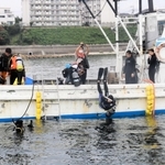 漁船で海に潜る準備を進めるダイバー＝江井島沖