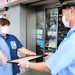 特殊詐欺を防いで感謝状を受け取ったローソン朝霧駅前店の塩谷よしみさん＝明石市朝霧南町１