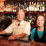 バー「海峡亭」の開業から３５年。バーテンダーを引退する八木四郎さん（左）と妻の勢子さん＝明石市本町２