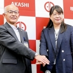 副市長に就く横田秀示氏（左）と佐野洋子氏＝明石市役所