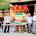 地域に寄贈された手作りの布団太鼓と安藤政彦さん（左から３人目）＝明石市大久保町大久保町