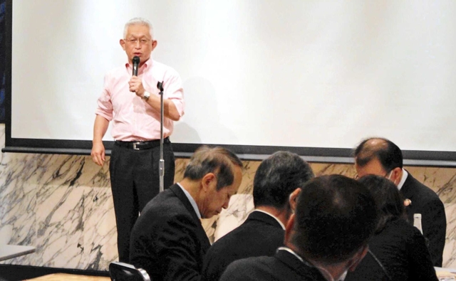 ３年ぶりの「東京明石会」であいさつする泉市長＝東京都千代田区