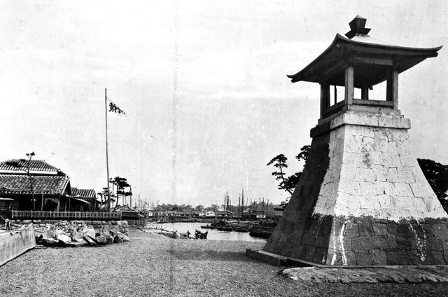 １９０８年発行の「明石名所写真帖」に載っている波門崎燈籠堂（宮内庁所蔵、明石市提供）