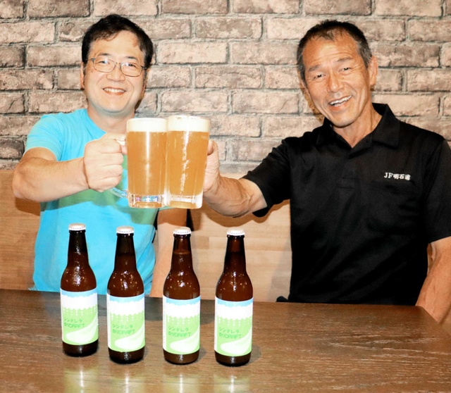 県内産のノリを使用した「シンデレラのりＤＲＡＦＴ」を共同開発した清原稔夫さん（左）と戎本裕明副会長＝明石市大明石町１