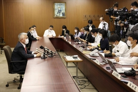 市議会での退任表明を受け、記者会見に応じた明石市の泉房穂市長（左）。今後の政治活動などについて質問が相次いだ＝１２日午後、明石市中崎１（撮影・小林良多）