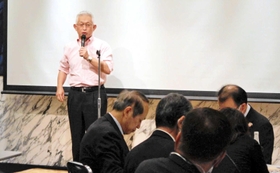 ３年ぶりの「東京明石会」であいさつする泉市長＝東京都千代田区